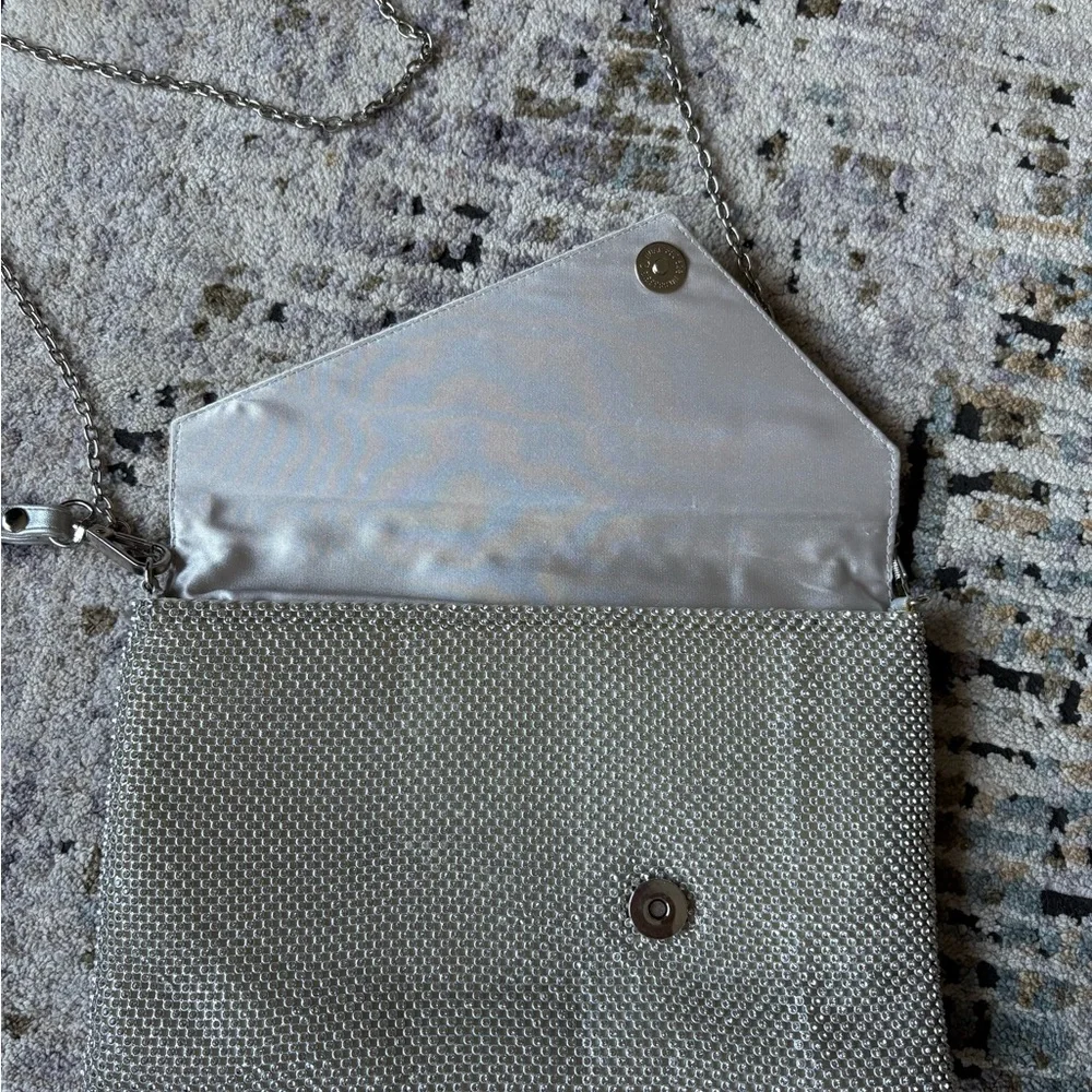 Elegant Silver Chain Clutch - Picture 3 of 10